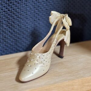 Just The Right Shoe. Elegant Cream Miniature Heel with Bow Detail.